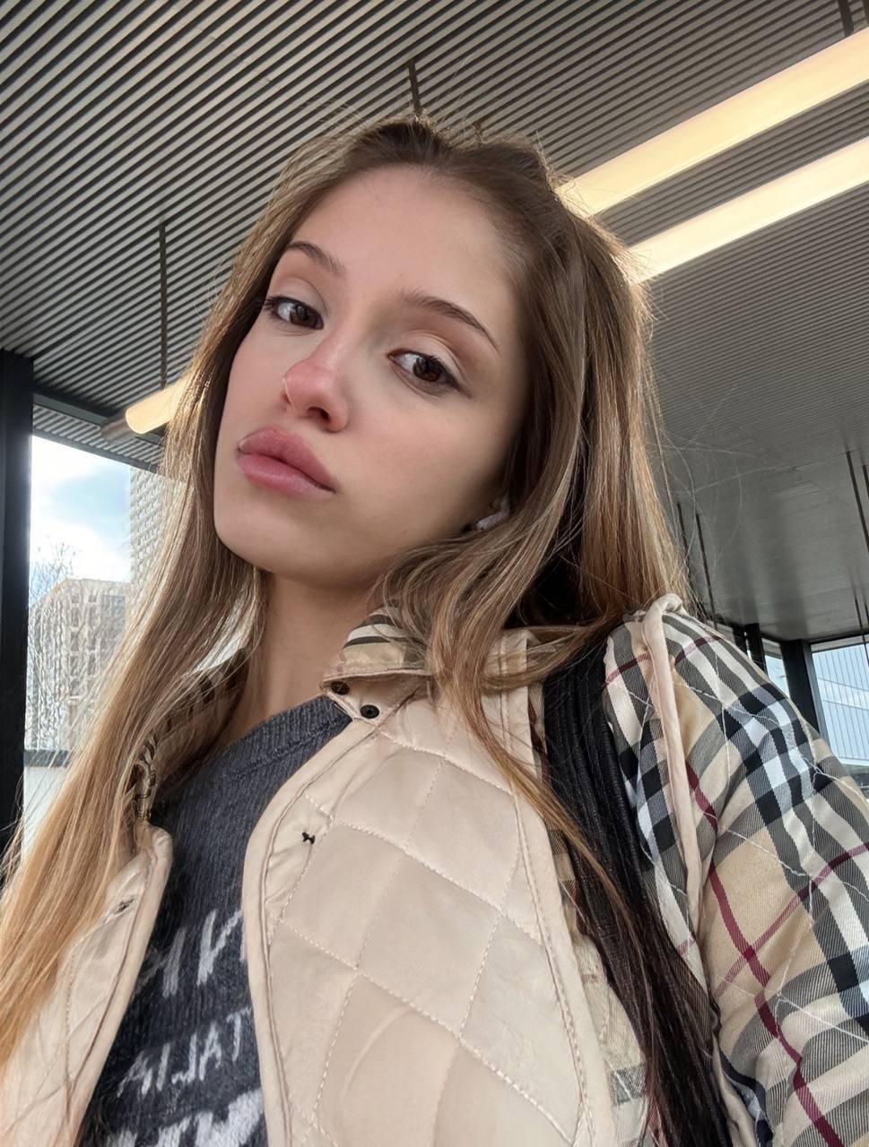 Девушка в светлой куртке
